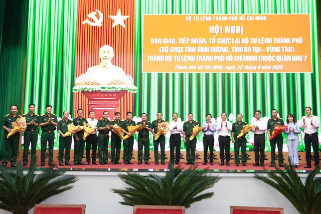 TP.HCM tiếp nhận lực lượng quân sự từ Bình Dương, Bà Rịa - Vũng Tàu- Ảnh 3. TP.HCM tiếp nhận lực lượng quân sự từ Bình Dương, Bà Rịa - Vũng Tàu- Ảnh 3.