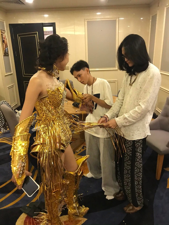 Từ phụ bán cơm đến nhà thiết kế chiến thắng Miss Cosmo Vietnam 2025 - Ảnh 3. Từ phụ bán cơm đến nhà thiết kế chiến thắng Miss Cosmo Vietnam 2025 - Ảnh 3.
