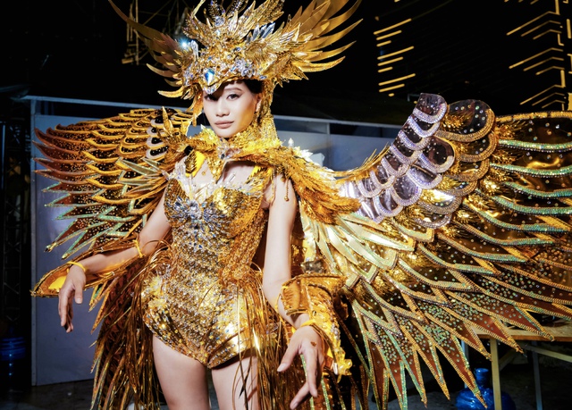 Từ phụ bán cơm đến nhà thiết kế chiến thắng Miss Cosmo Vietnam 2025 - Ảnh 2. Từ phụ bán cơm đến nhà thiết kế chiến thắng Miss Cosmo Vietnam 2025 - Ảnh 2.