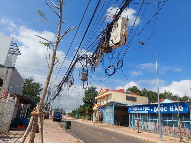 Dây cáp treo lơ lửng, nguy hiểm cho người đi đường Dây cáp treo lơ lửng, nguy hiểm cho người đi đường