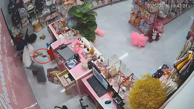 Xôn xao clip 2 nam thanh niên dùng dao vào cửa hàng quà tặng cướp tài sản - Ảnh 3.
