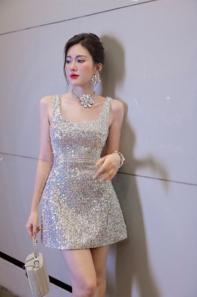 Váy kim sa tôn dáng cho nàng tự tin dự tiệc - Ảnh 1.