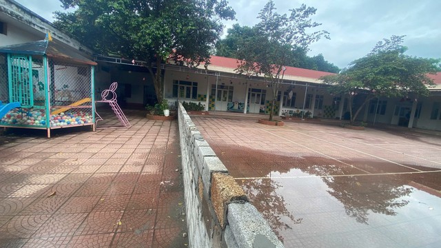 Xây tường rào chắn ngang trường học vì xã thất hứa - Ảnh 2.