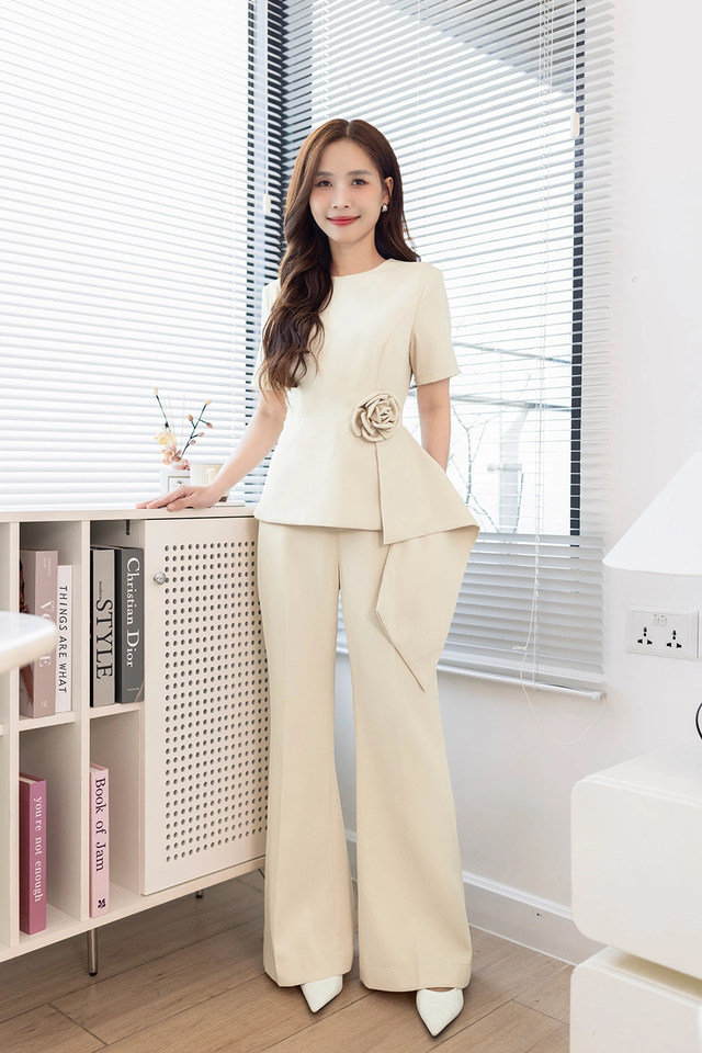 Tôn dáng cùng quần ống loe cạp cao - Ảnh 2.