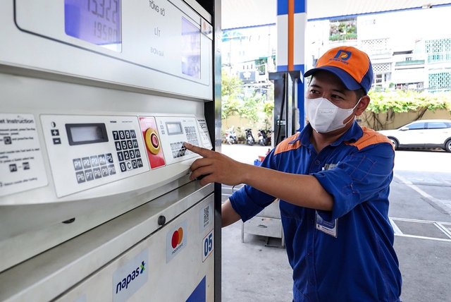 Giá xăng áp lực tăng vì chiến sự Trung Đông Giá xăng áp lực tăng vì chiến sự Trung Đông