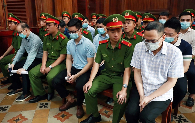 Xét xử cựu giám đốc Trung tâm lý lịch tư pháp quốc gia và 21 bị cáo Xét xử cựu giám đốc Trung tâm lý lịch tư pháp quốc gia và 21 bị cáo