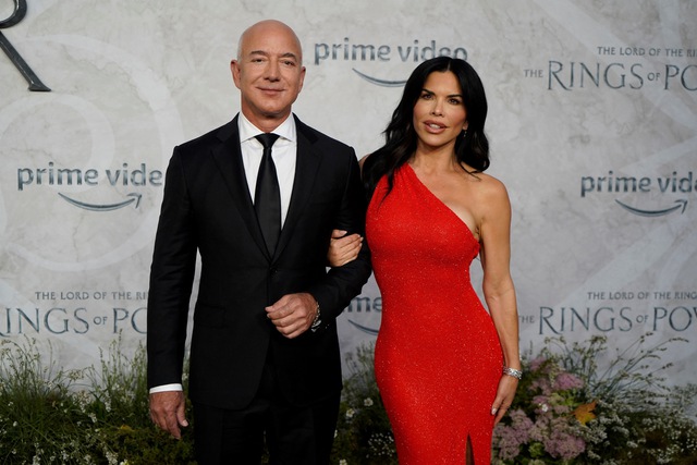 Tỉ phú Jeff Bezos và Lauren Sánchez quyên góp từ thiện trước lễ cưới- Ảnh 1. Tỉ phú Jeff Bezos và Lauren Sánchez quyên góp từ thiện trước lễ cưới- Ảnh 1.