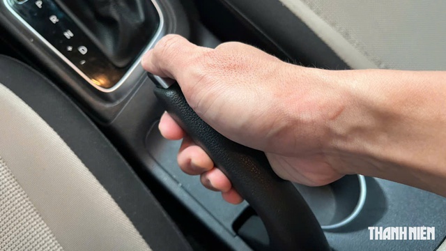 Phanh tay ô tô bị cứng, khó thao tác: Nguyên nhân và cách khắc phục - Ảnh 3.