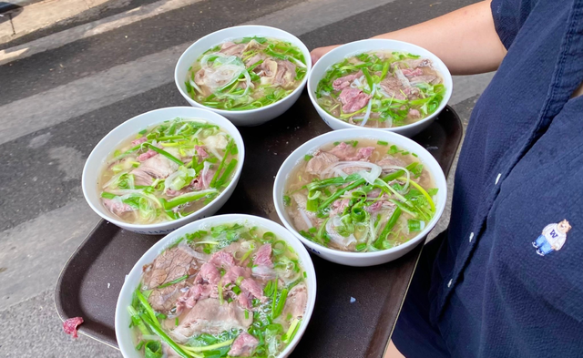 Chủ quán phở Lâm sững sờ khi phát hiện được Michelin vinh danh- Ảnh 3. Chủ quán phở Lâm sững sờ khi phát hiện được Michelin vinh danh- Ảnh 3.