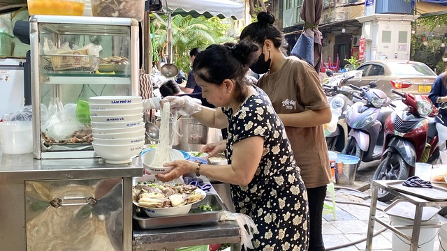 Chủ quán phở Lâm sững sờ khi phát hiện được Michelin vinh danh- Ảnh 4. Chủ quán phở Lâm sững sờ khi phát hiện được Michelin vinh danh- Ảnh 4.