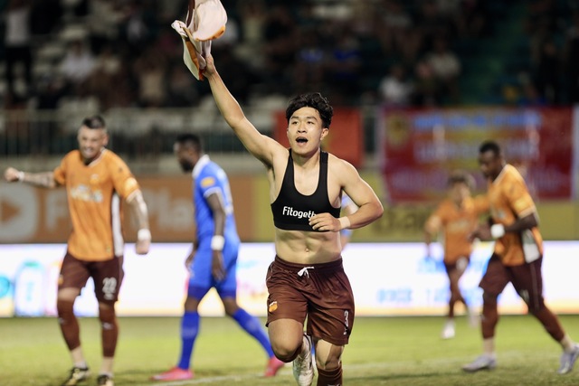 Khi trung vệ Lý Đức mất kiểm soát Khi trung vệ Lý Đức mất kiểm soát