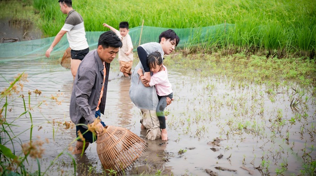 Trung Ruồi, Duy Hưng, Thái Hòa, Neko Lê làm nông dân, dạy con về lòng biết ơn- Ảnh 4. Trung Ruồi, Duy Hưng, Thái Hòa, Neko Lê làm nông dân, dạy con về lòng biết ơn- Ảnh 4.