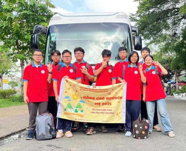 Nhóm học sinh làm mùa hè đáng nhớ cho trẻ em vùng cao Nhóm học sinh làm mùa hè đáng nhớ cho trẻ em vùng cao
