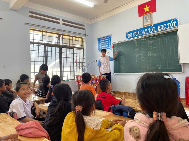 Nhóm học sinh làm mùa hè đáng nhớ cho trẻ em vùng cao- Ảnh 2. Nhóm học sinh làm mùa hè đáng nhớ cho trẻ em vùng cao- Ảnh 2.
