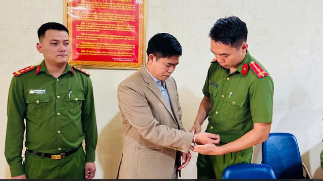 Hiệu trưởng lĩnh án tù 3 năm rưỡi trong vụ học sinh ăn mì gói chan cơm Hiệu trưởng lĩnh án tù 3 năm rưỡi trong vụ học sinh ăn mì gói chan cơm