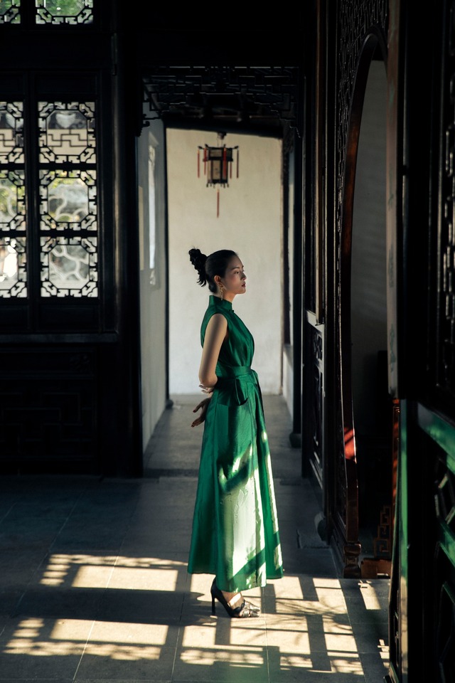Đến Giang Nam với những bộ cánh du lịch 'ăn ảnh' không thể bỏ qua- Ảnh 7. Đến Giang Nam với những bộ cánh du lịch 'ăn ảnh' không thể bỏ qua- Ảnh 7.