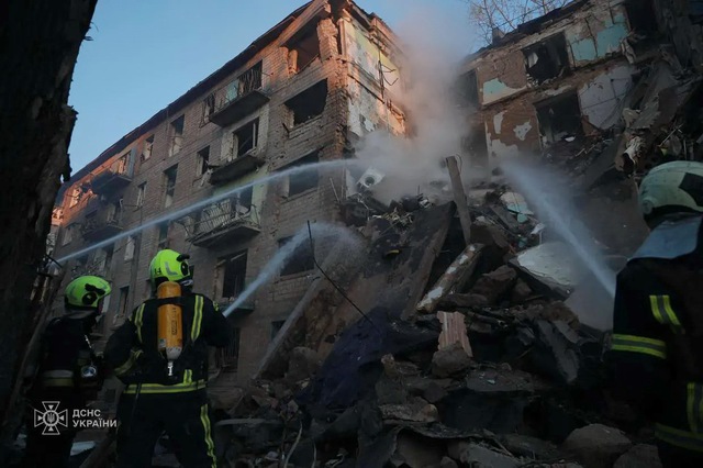 Nga không kích dữ dội vào Kyiv sau lời đe dọa của Tổng tư lệnh Ukraine Nga không kích dữ dội vào Kyiv sau lời đe dọa của Tổng tư lệnh Ukraine