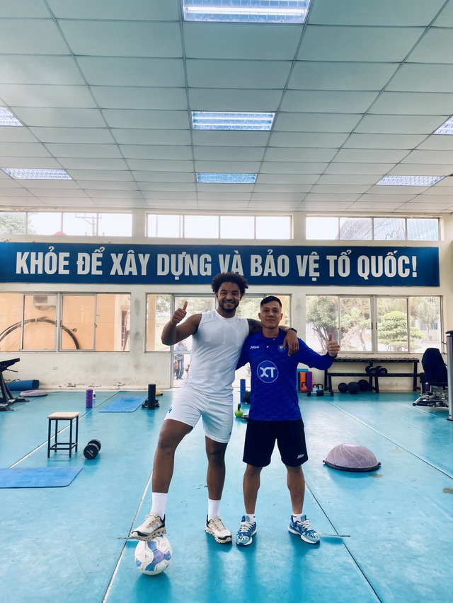 Người hùng thầm lặng phía sau chức vô địch V-League của Nam Định: Không có anh ấy, thì…- Ảnh 2. Người hùng thầm lặng phía sau chức vô địch V-League của Nam Định: Không có anh ấy, thì…- Ảnh 2.