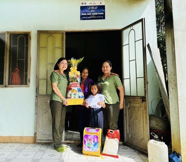 Thượng tá công an ở Kon Tum trở thành mẹ đỡ đầu của trẻ mồ côi- Ảnh 5. Thượng tá công an ở Kon Tum trở thành mẹ đỡ đầu của trẻ mồ côi- Ảnh 5.