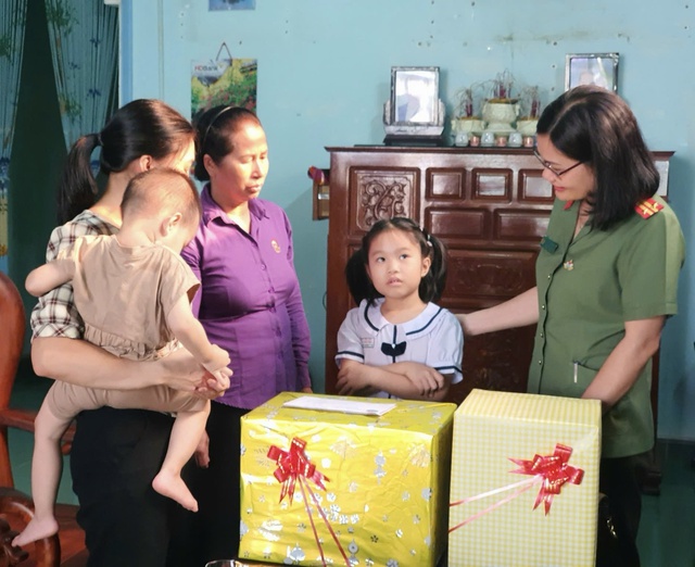 Thượng tá công an ở Kon Tum trở thành mẹ đỡ đầu của trẻ mồ côi- Ảnh 2. Thượng tá công an ở Kon Tum trở thành mẹ đỡ đầu của trẻ mồ côi- Ảnh 2.