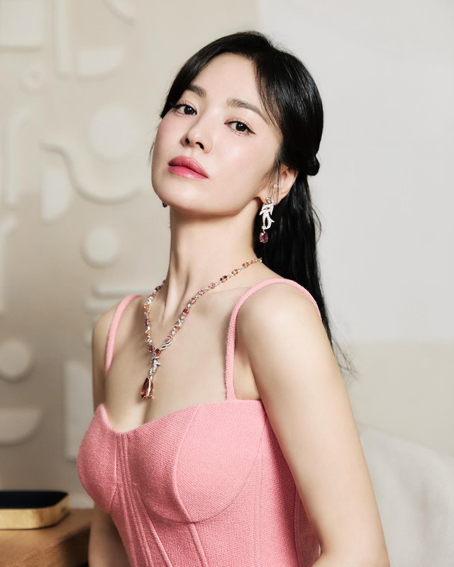 Song Hye Kyo đăng ảnh đọ sắc 'mẹ rồng' Emilia Clarke gây chú ý- Ảnh 3. Song Hye Kyo đăng ảnh đọ sắc 'mẹ rồng' Emilia Clarke gây chú ý- Ảnh 3.