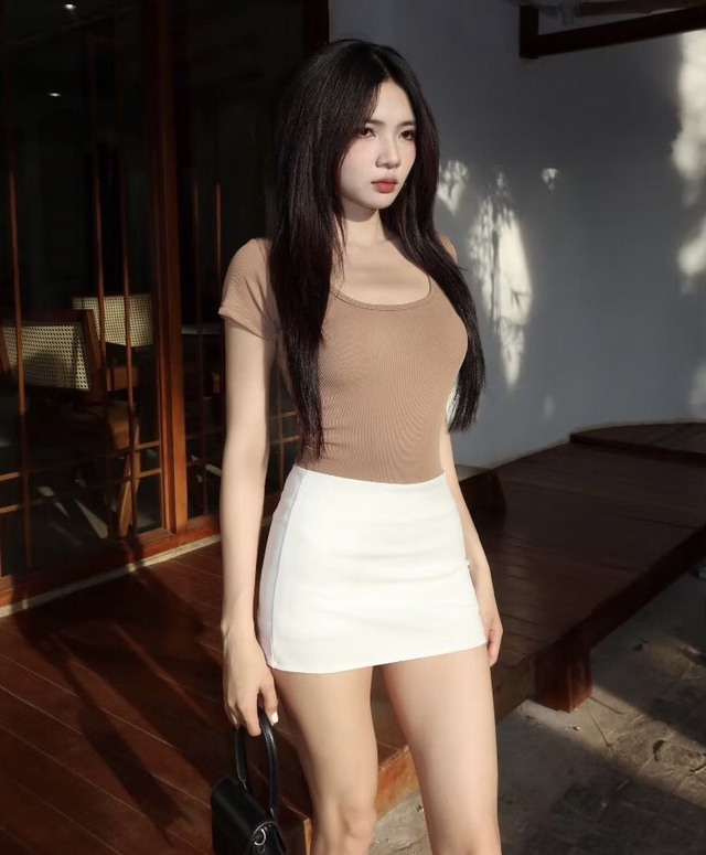 Mặc gì với chân váy ngắn chữ A để tôn dáng, ưa nhìn?- Ảnh 4.