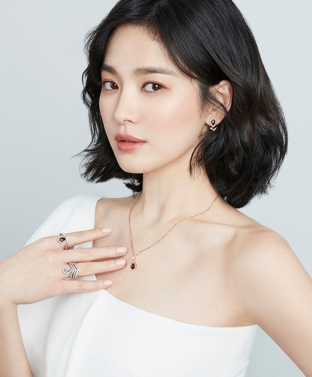 Song Hye Kyo đăng ảnh đọ sắc 'mẹ rồng' Emilia Clarke gây chú ý- Ảnh 4. Song Hye Kyo đăng ảnh đọ sắc 'mẹ rồng' Emilia Clarke gây chú ý- Ảnh 4.