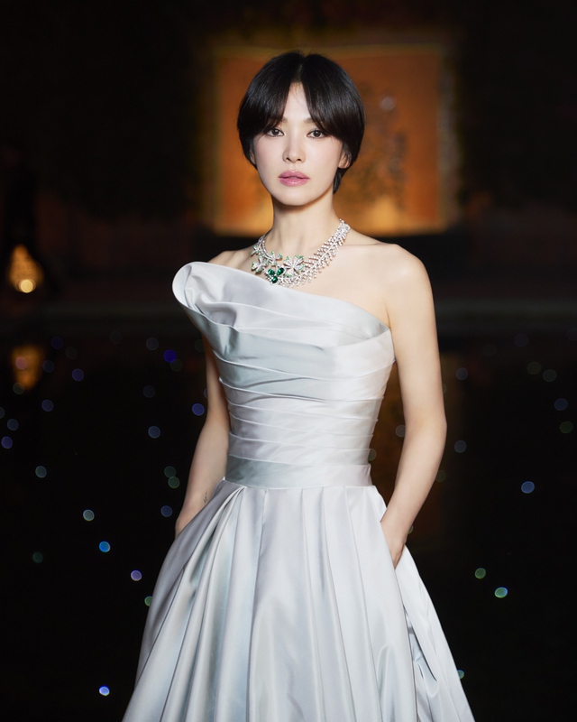 Song Hye Kyo đăng ảnh đọ sắc 'mẹ rồng' Emilia Clarke gây chú ý- Ảnh 2. Song Hye Kyo đăng ảnh đọ sắc 'mẹ rồng' Emilia Clarke gây chú ý- Ảnh 2.