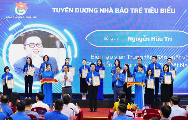 Phong cách thời trang của BTV nằm trong top 50 Nhà báo trẻ tiêu biểu 2025 - Ảnh 4. Phong cách thời trang của BTV nằm trong top 50 Nhà báo trẻ tiêu biểu 2025 - Ảnh 4.