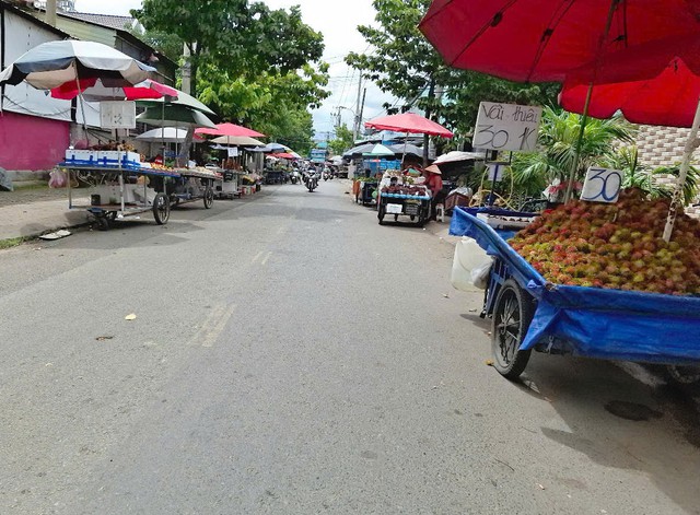 Buôn bán bát nháo trên đường Buôn bán bát nháo trên đường