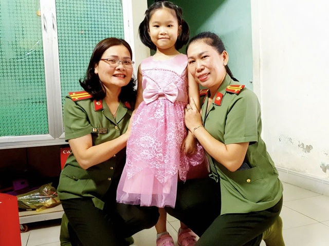 Thượng tá công an ở Kon Tum trở thành mẹ đỡ đầu của trẻ mồ côi- Ảnh 4. Thượng tá công an ở Kon Tum trở thành mẹ đỡ đầu của trẻ mồ côi- Ảnh 4.