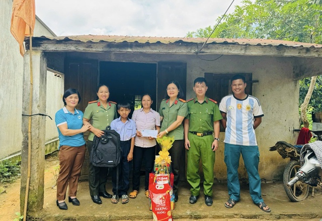 Thượng tá công an ở Kon Tum trở thành mẹ đỡ đầu của trẻ mồ côi- Ảnh 3. Thượng tá công an ở Kon Tum trở thành mẹ đỡ đầu của trẻ mồ côi- Ảnh 3.