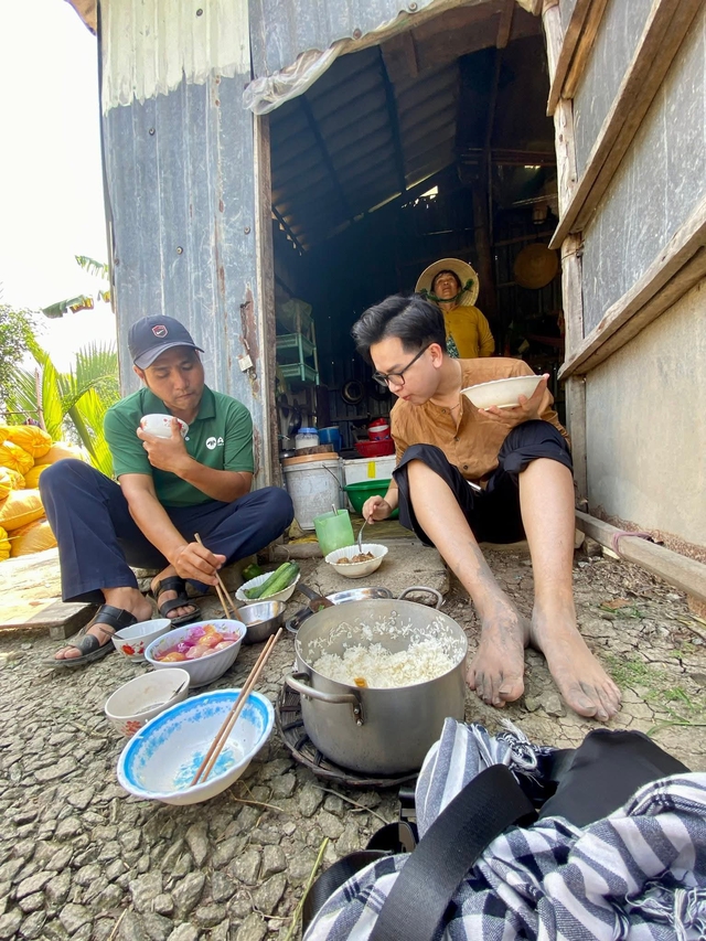 Phong cách thời trang của BTV nằm trong top 50 Nhà báo trẻ tiêu biểu 2025 - Ảnh 2. Phong cách thời trang của BTV nằm trong top 50 Nhà báo trẻ tiêu biểu 2025 - Ảnh 2.