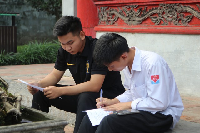 Sĩ tử viết sớ cầu may tại Văn Miếu trước kỳ thi tốt nghiệp THPT 2025- Ảnh 7. Sĩ tử viết sớ cầu may tại Văn Miếu trước kỳ thi tốt nghiệp THPT 2025- Ảnh 7.