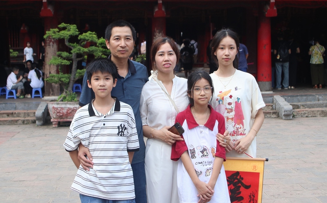 Sĩ tử viết sớ cầu may tại Văn Miếu trước kỳ thi tốt nghiệp THPT 2025- Ảnh 8. Sĩ tử viết sớ cầu may tại Văn Miếu trước kỳ thi tốt nghiệp THPT 2025- Ảnh 8.