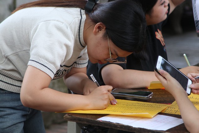 Sĩ tử viết sớ cầu may tại Văn Miếu trước kỳ thi tốt nghiệp THPT 2025- Ảnh 6. Sĩ tử viết sớ cầu may tại Văn Miếu trước kỳ thi tốt nghiệp THPT 2025- Ảnh 6.