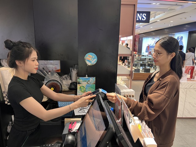 Đi metro, ăn uống… dễ dàng thanh toán không tiền mặt Đi metro, ăn uống… dễ dàng thanh toán không tiền mặt
