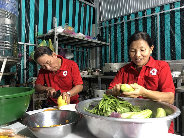 Chuyện tử tế: Trích lương hưu lo bữa sáng cho người nghèo Chuyện tử tế: Trích lương hưu lo bữa sáng cho người nghèo