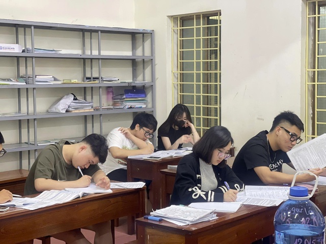 'Lo từ A đến Z' cho sĩ tử thi tốt nghiệp THPT- Ảnh 1. 'Lo từ A đến Z' cho sĩ tử thi tốt nghiệp THPT- Ảnh 1.