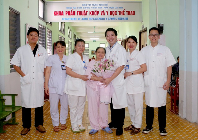 Bệnh viện T.Ư Huế phẫu thuật thay khớp háng bằng megaprosthesis đầu tiên miền Trung - Ảnh 2.