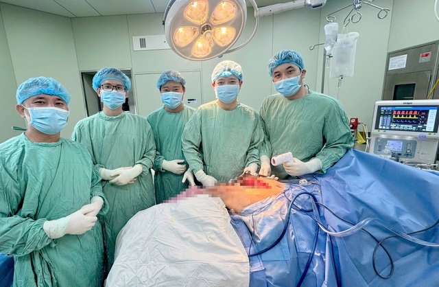 Bệnh viện T.Ư Huế phẫu thuật thay khớp háng bằng megaprosthesis đầu tiên miền Trung - Ảnh 1.
