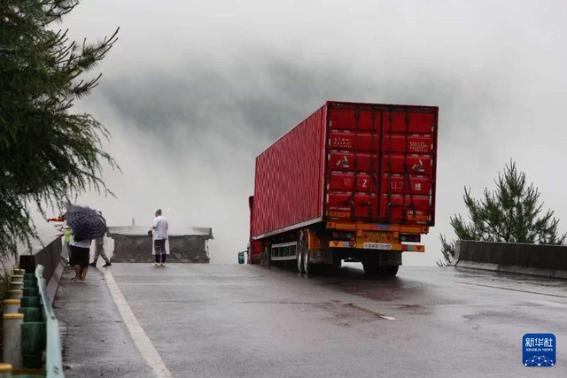 Sập cầu tại Trung Quốc, xe container nằm vắt vẻo ngay mép cầu- Ảnh 3.