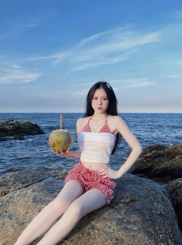Công thức lên đồ đi biển cho nàng ngại diện bikini  - Ảnh 1.