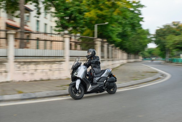 Yamaha XMAX 300: Mẫu maxi-scooter hiện đại, c&acirc;n cả tốc độ, tiện nghi v&agrave; c&ocirc;ng nghệ - Ảnh 3.