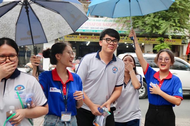 Che mưa cho thí sinh đến trường làm thủ tục dự kỳ thi tốt nghiệp THPT - Ảnh 1.