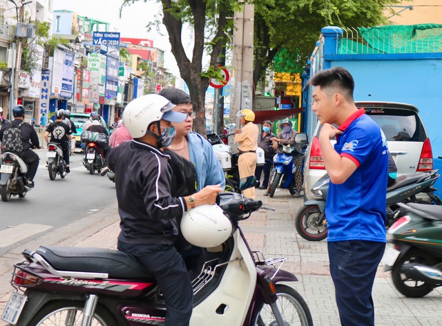 Che mưa cho thí sinh đến trường làm thủ tục dự kỳ thi tốt nghiệp THPT - Ảnh 5.