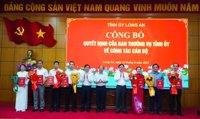 Long An: Công bố nhiều quyết định về công tác cán bộ - Ảnh 2.