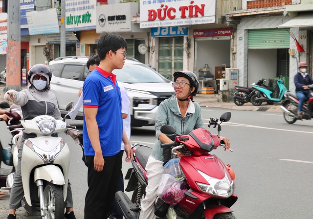 Che mưa cho thí sinh đến trường làm thủ tục dự kỳ thi tốt nghiệp THPT - Ảnh 6.