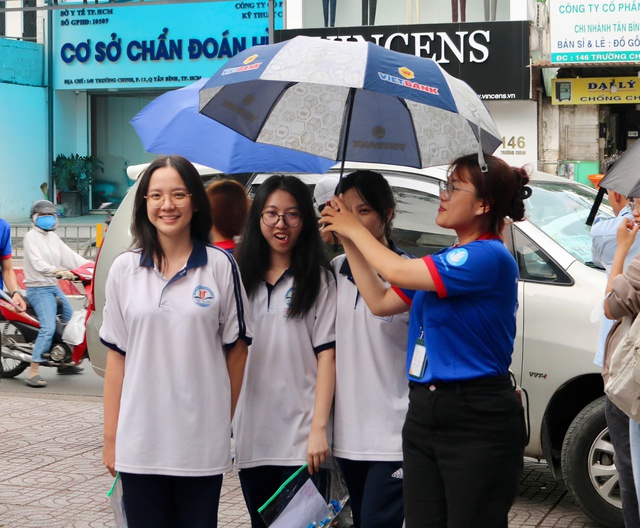 Che mưa cho thí sinh đến trường làm thủ tục dự kỳ thi tốt nghiệp THPT - Ảnh 2.