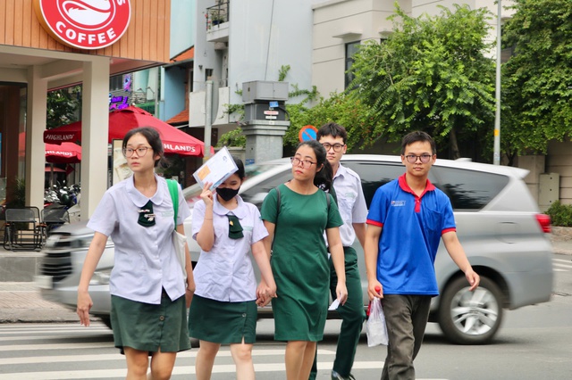 Che mưa cho thí sinh đến trường làm thủ tục dự kỳ thi tốt nghiệp THPT - Ảnh 3.